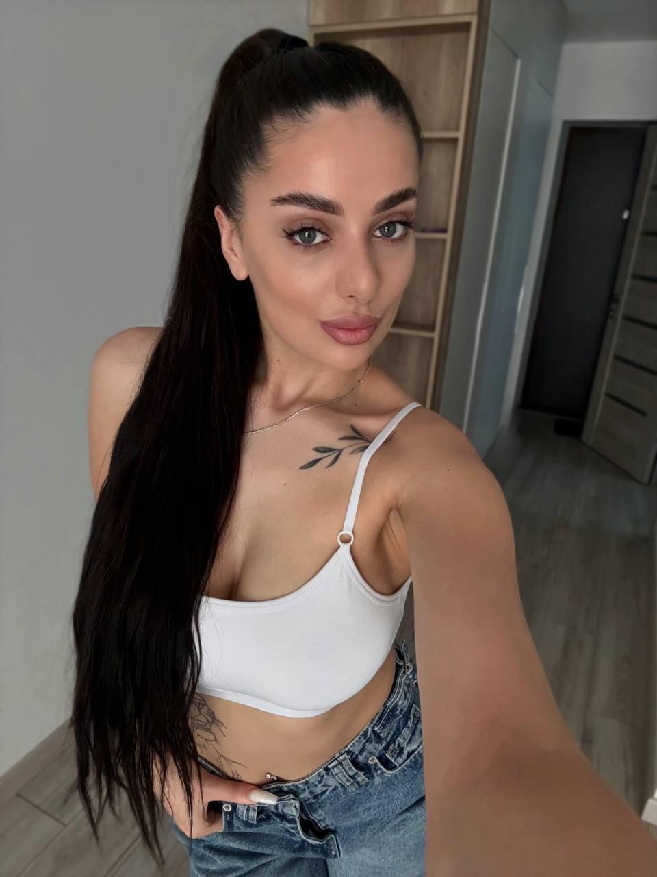 Image of cam model ArielGemme from XloveCam