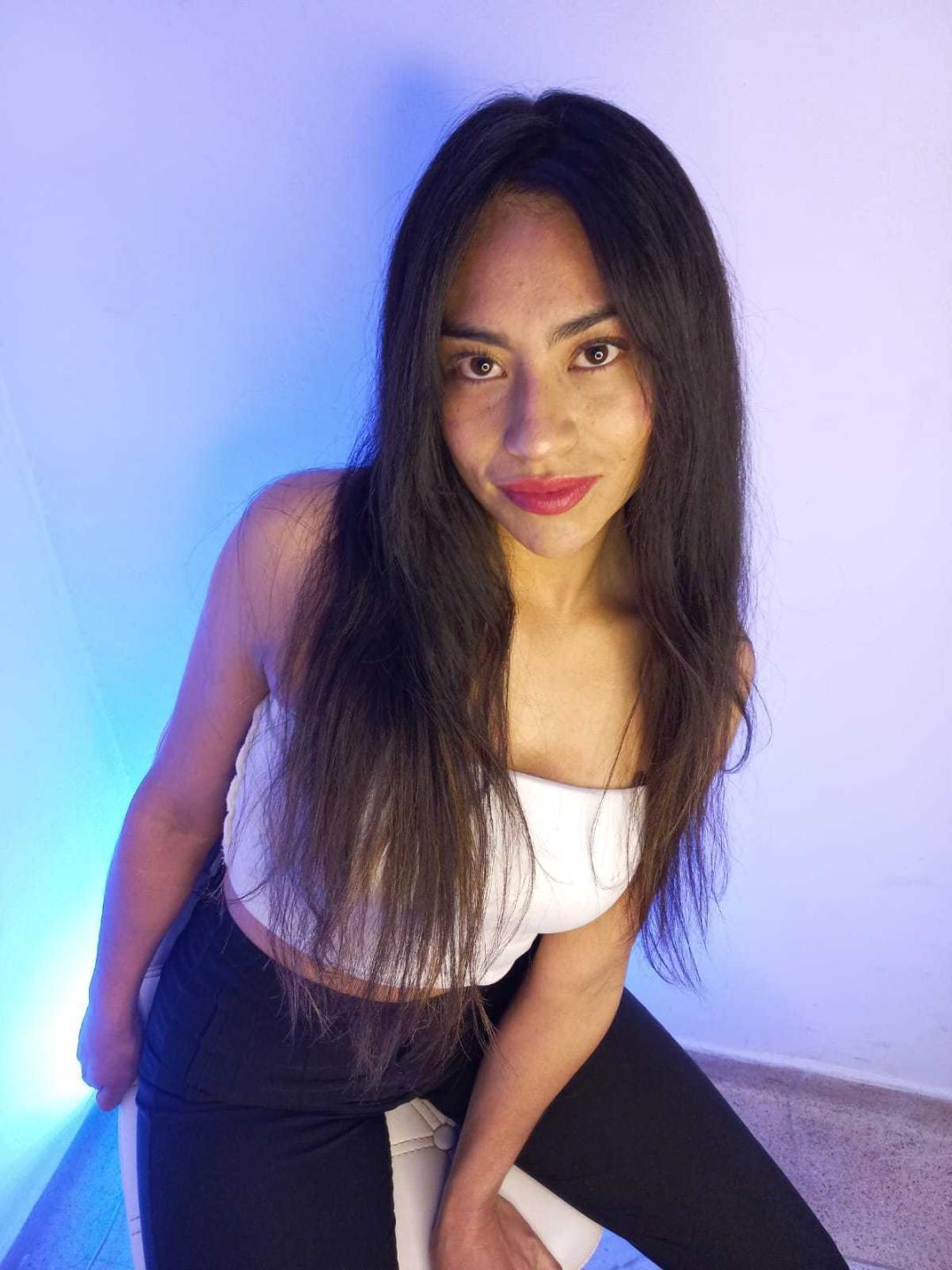 Image of cam model EmilyMitchell from XloveCam