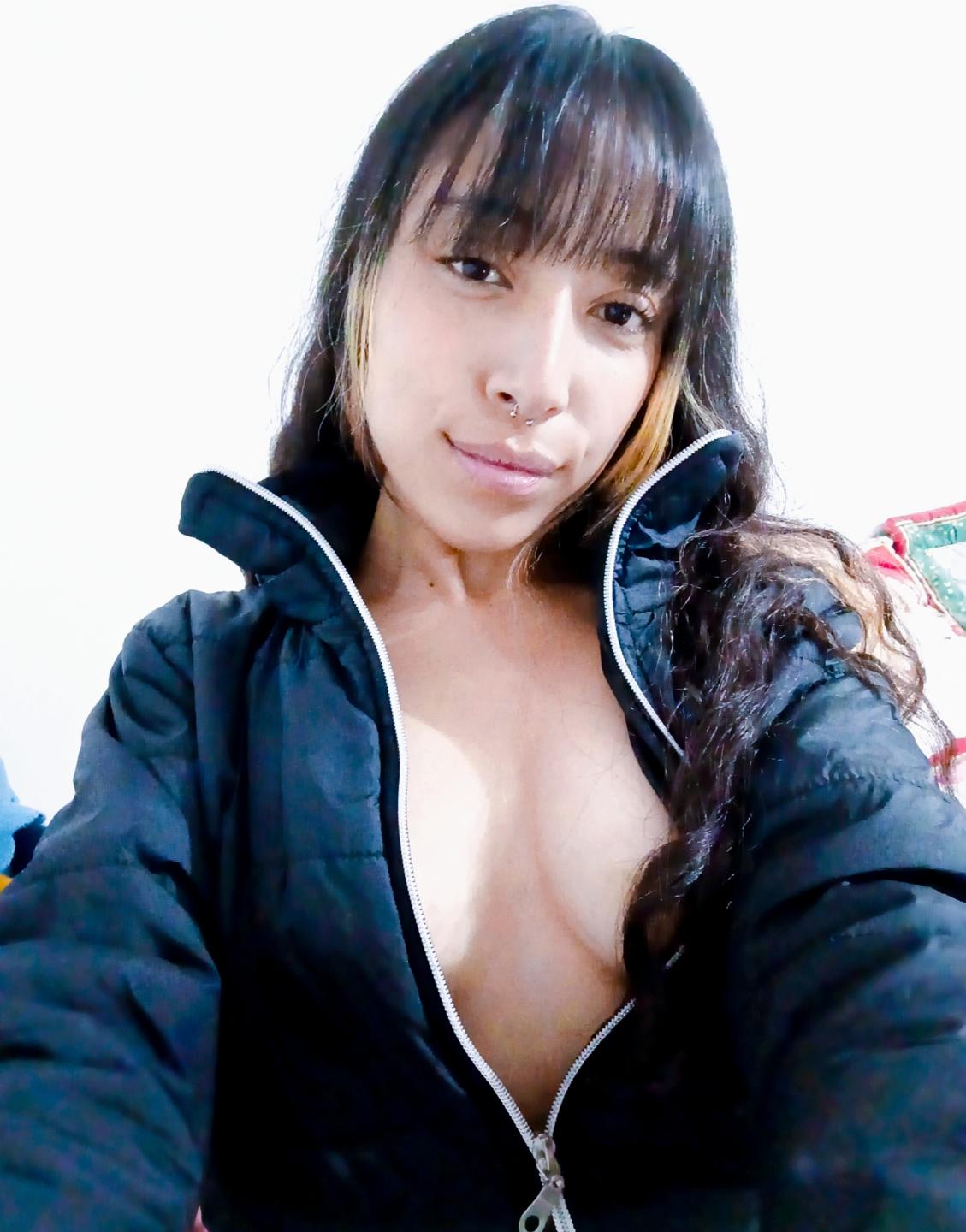 Image of cam model AbigailLarrain from XloveCam