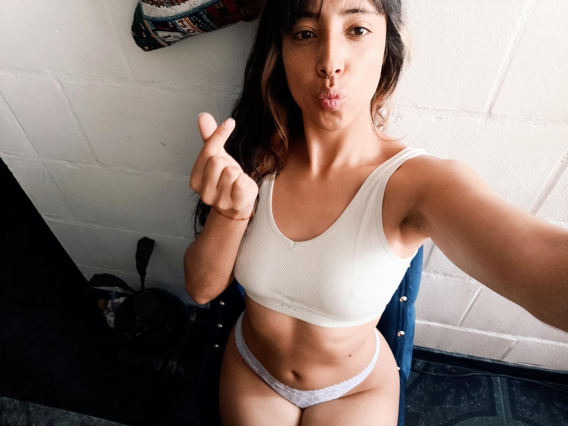 Image of cam model AbigailLarrain from XloveCam