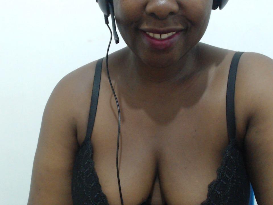 Image of cam model SophiaWett from XloveCam