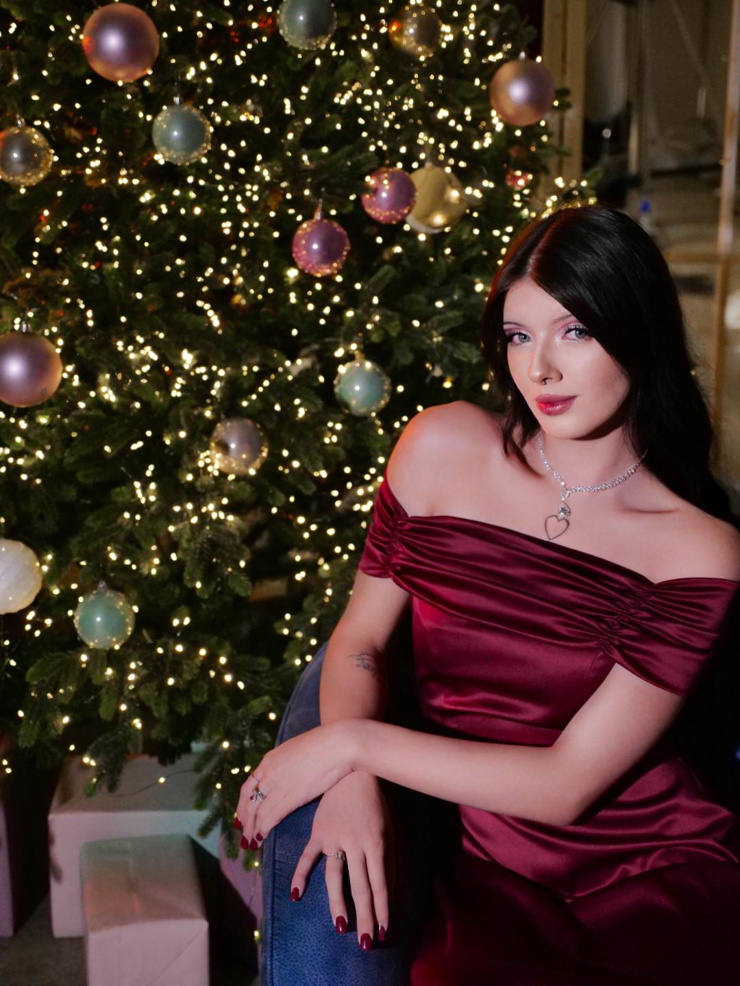 Image of cam model RoxyHopper from XloveCam