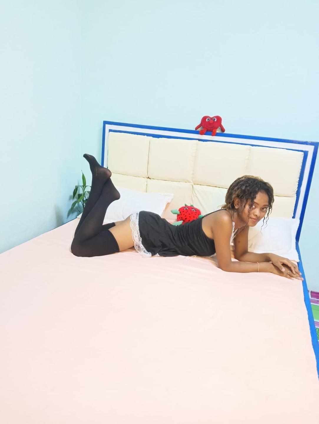 Image of cam model MielSauvagee from XloveCam