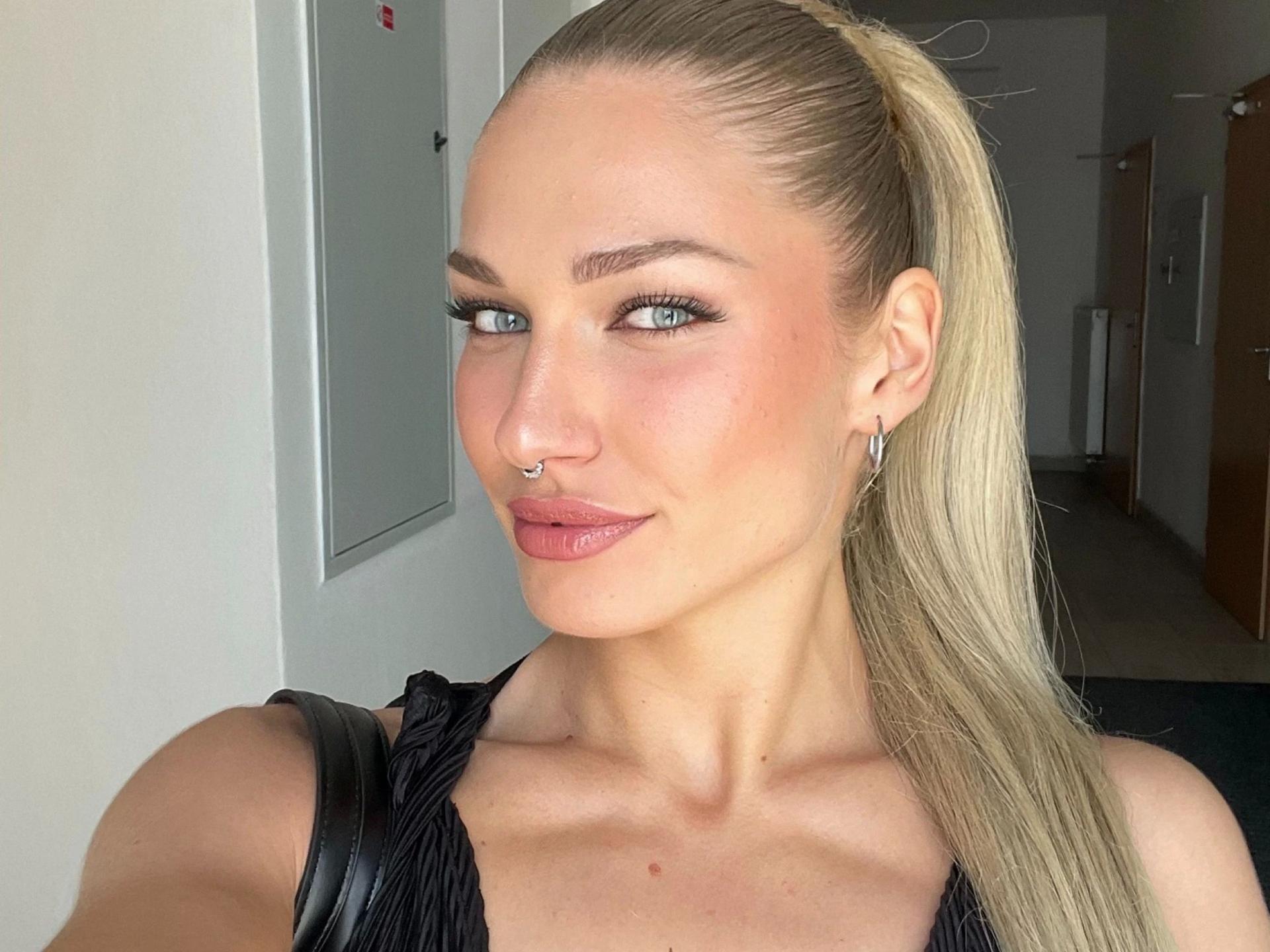 Image of cam model RebekaRalfX-hot from XloveCam