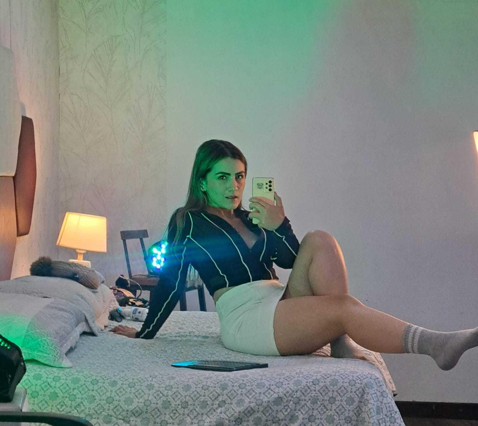 Image of cam model AriaRous from XloveCam