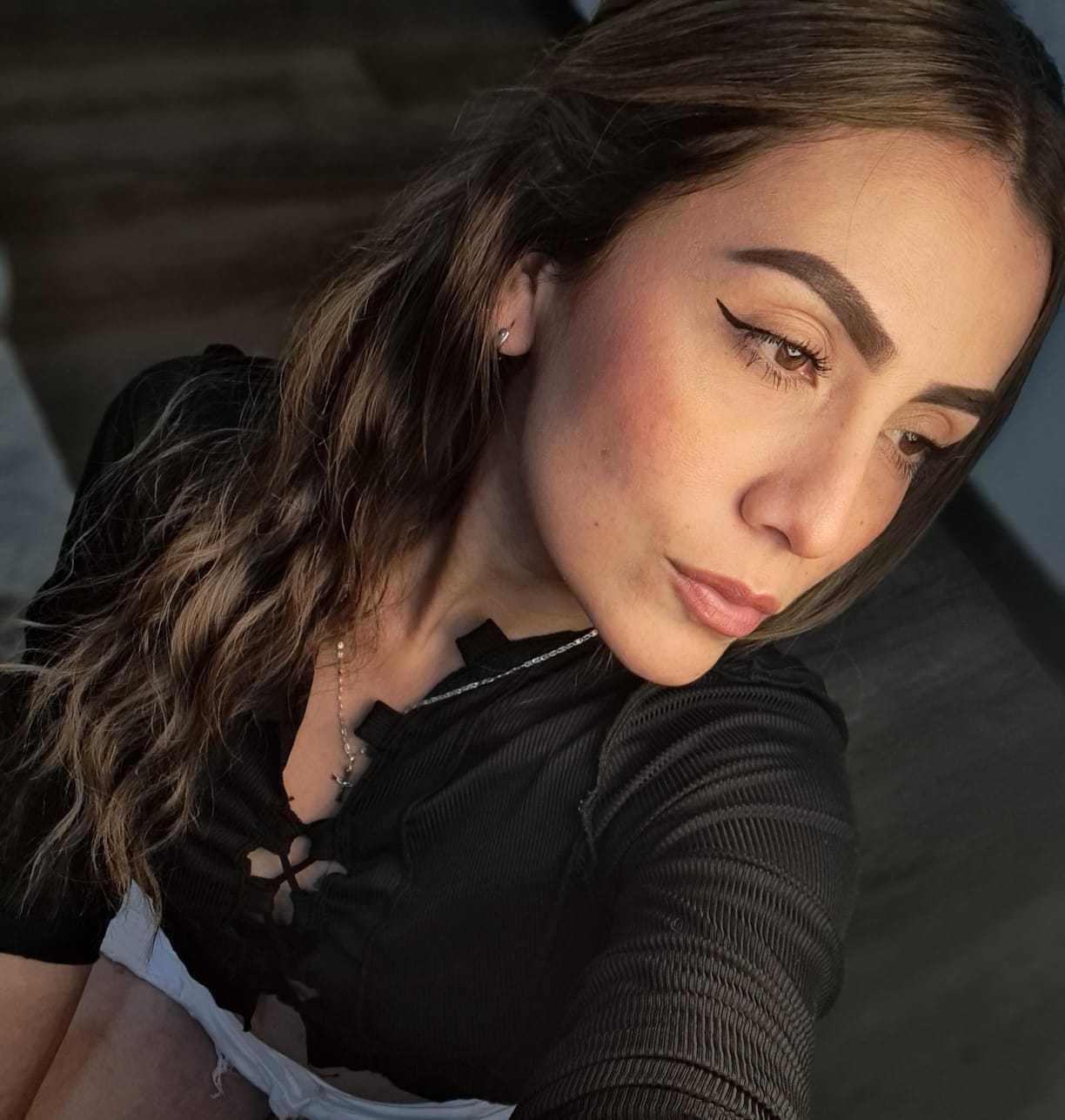 Image of cam model AriaRous from XloveCam