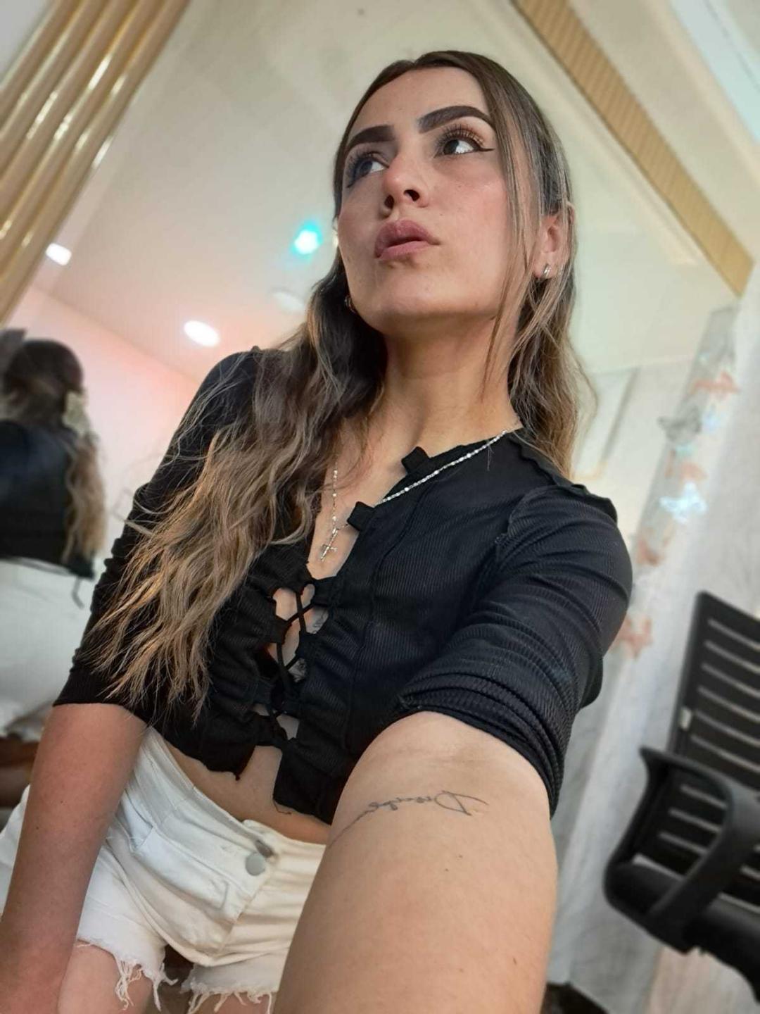 Image of cam model AriaRous from XloveCam