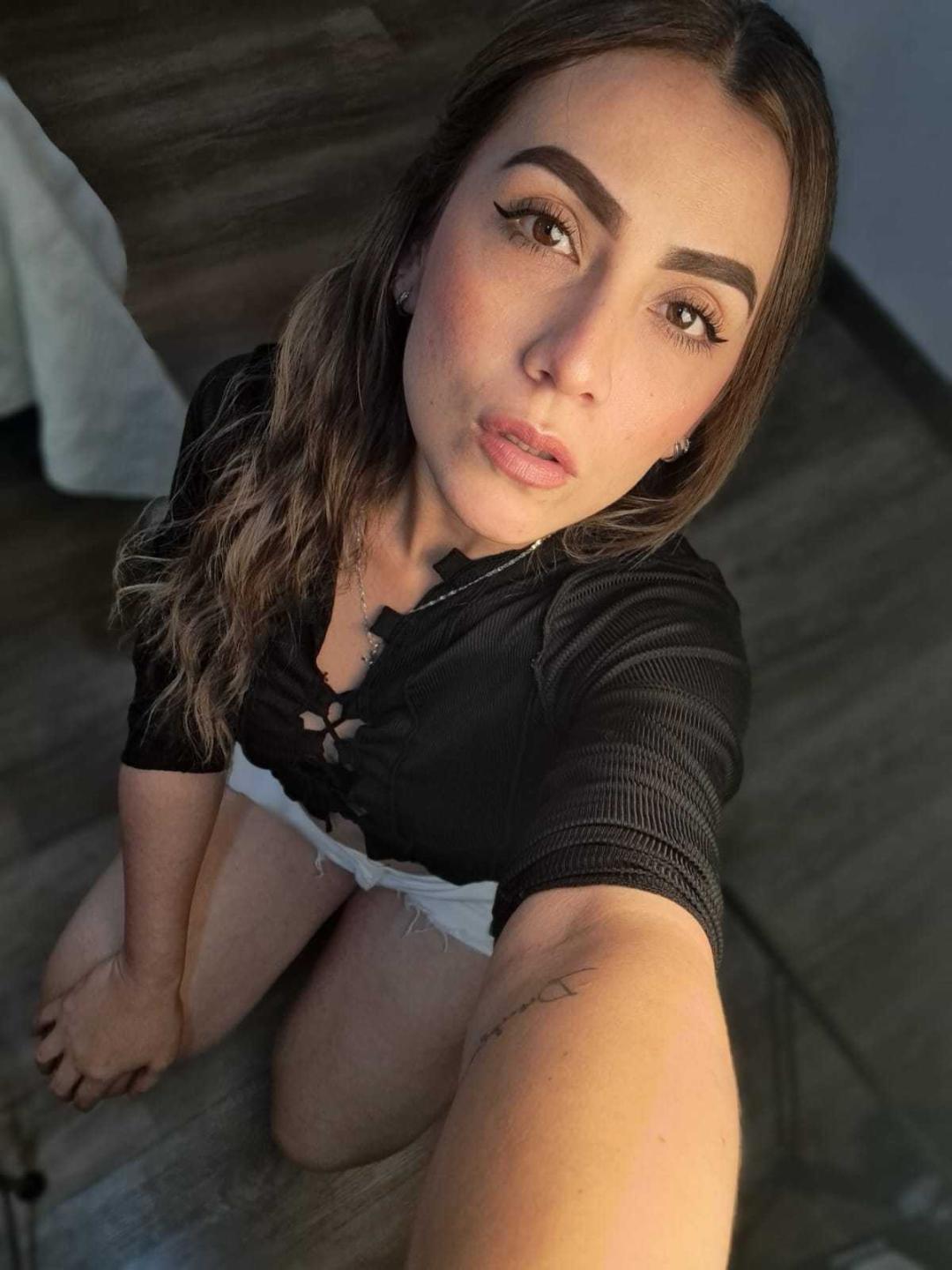 Image of cam model AriaRous from XloveCam