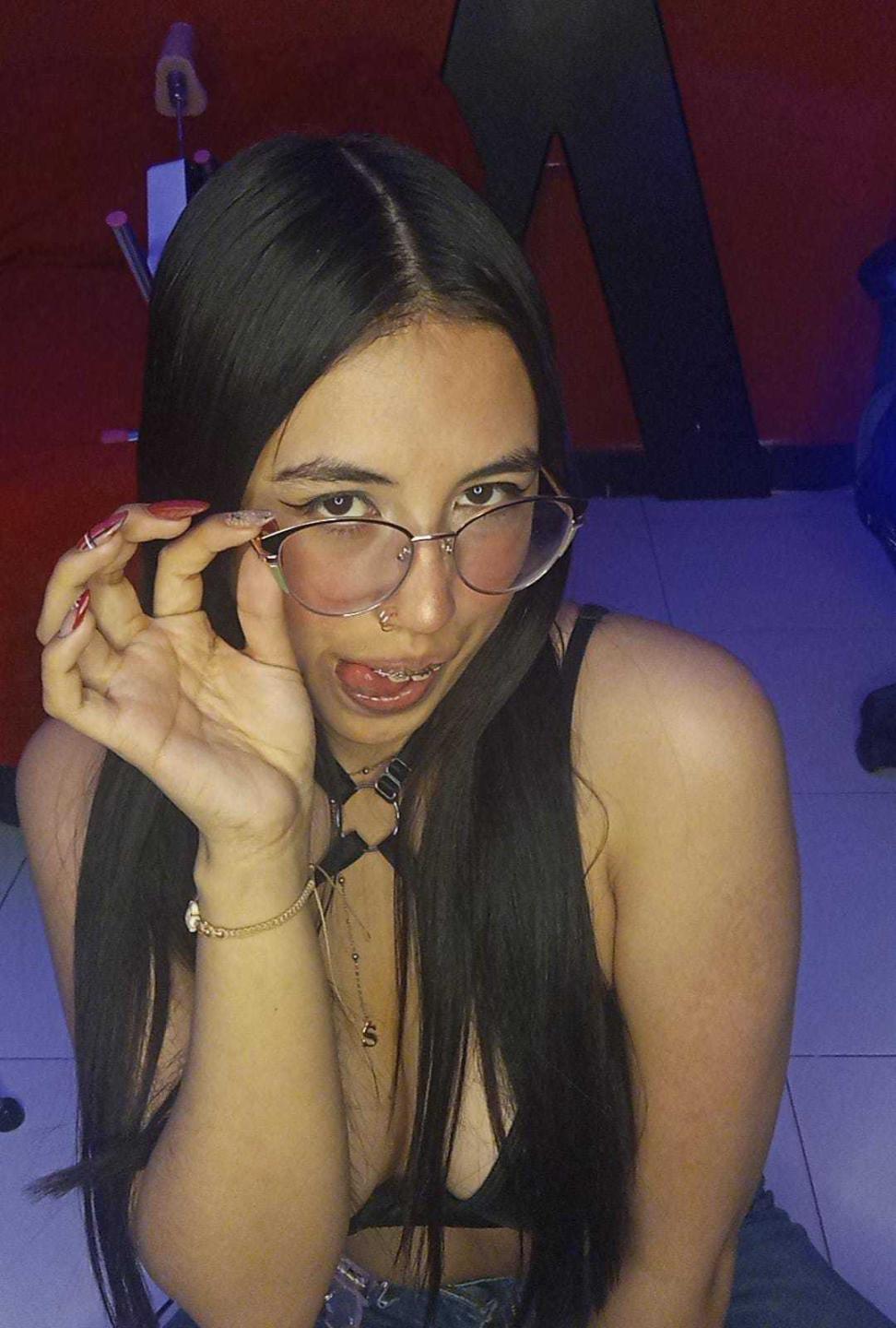 Image of cam model MiaDiiaz from XloveCam