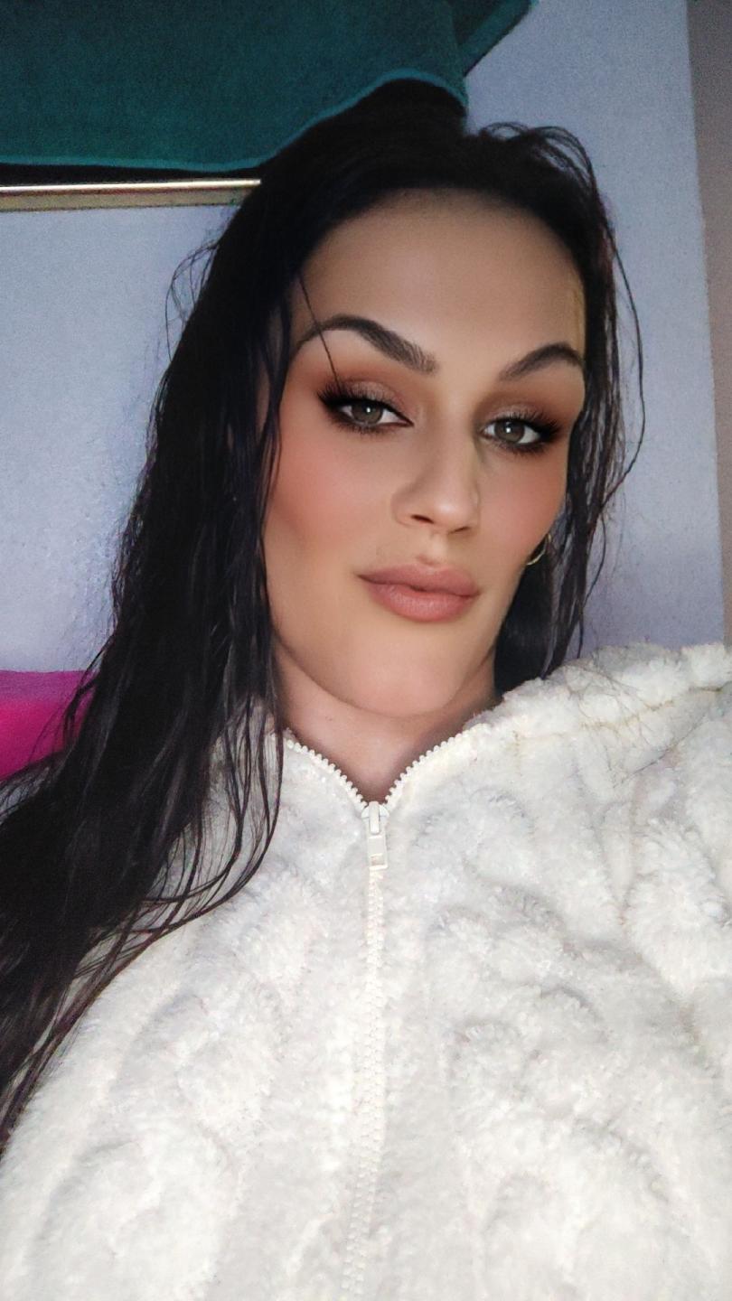 Image of cam model Sarayy69 from XloveCam