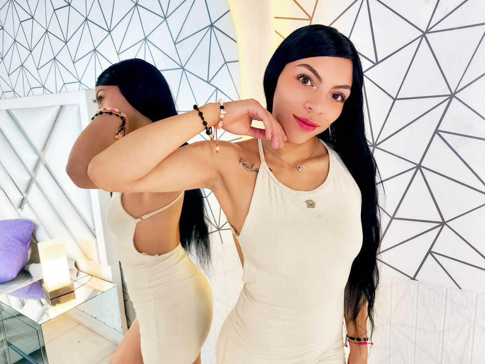 Image of cam model RoxannaMoretti from XloveCam