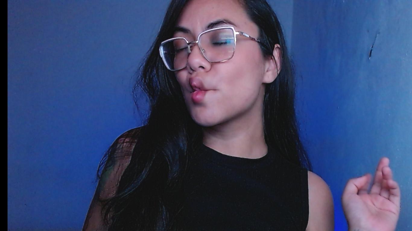 Image of cam model MichellOrtega from XloveCam