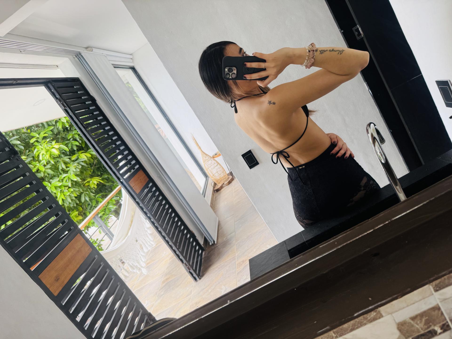 Image of cam model AdharaCooperr from XloveCam