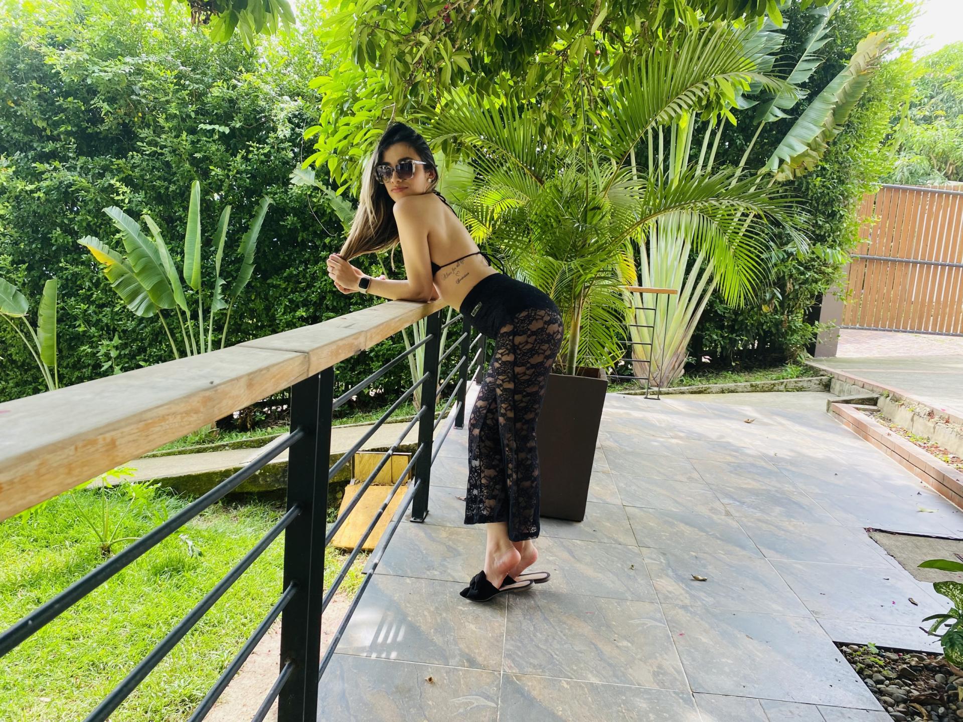 Image of cam model AdharaCooperr from XloveCam