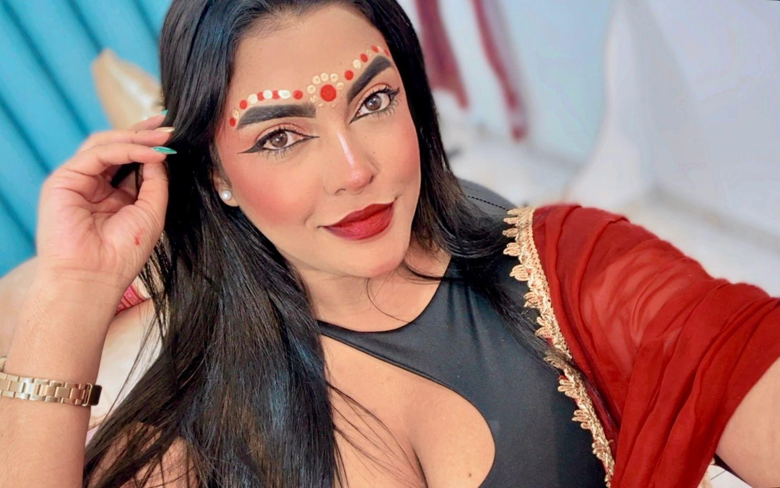 Image of cam model lakshmIrani from XloveCam