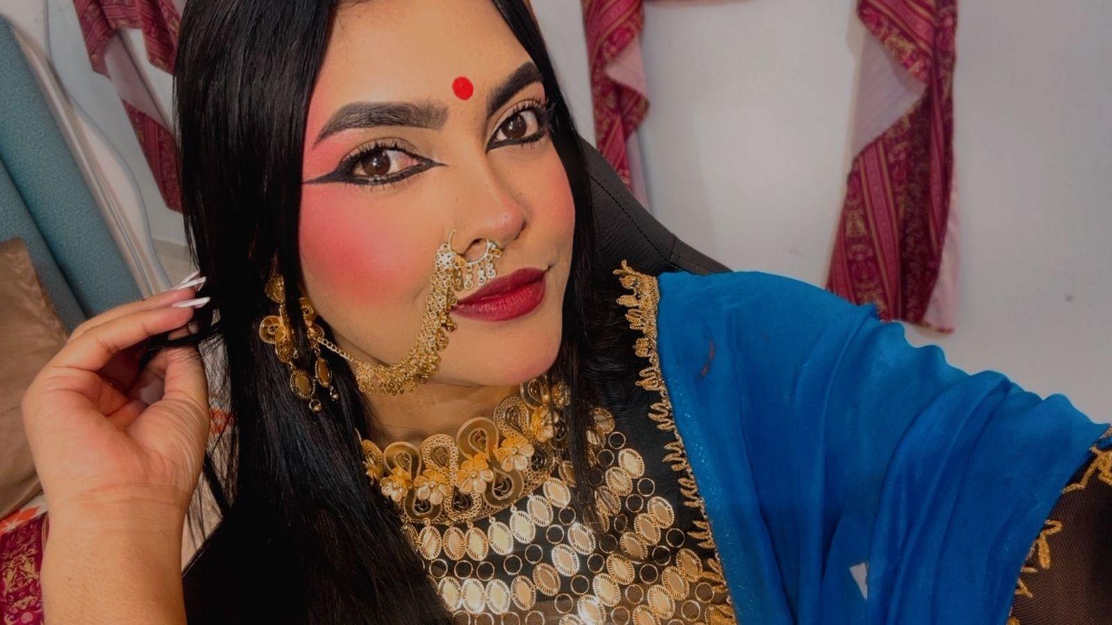 Image of cam model lakshmIrani from XloveCam