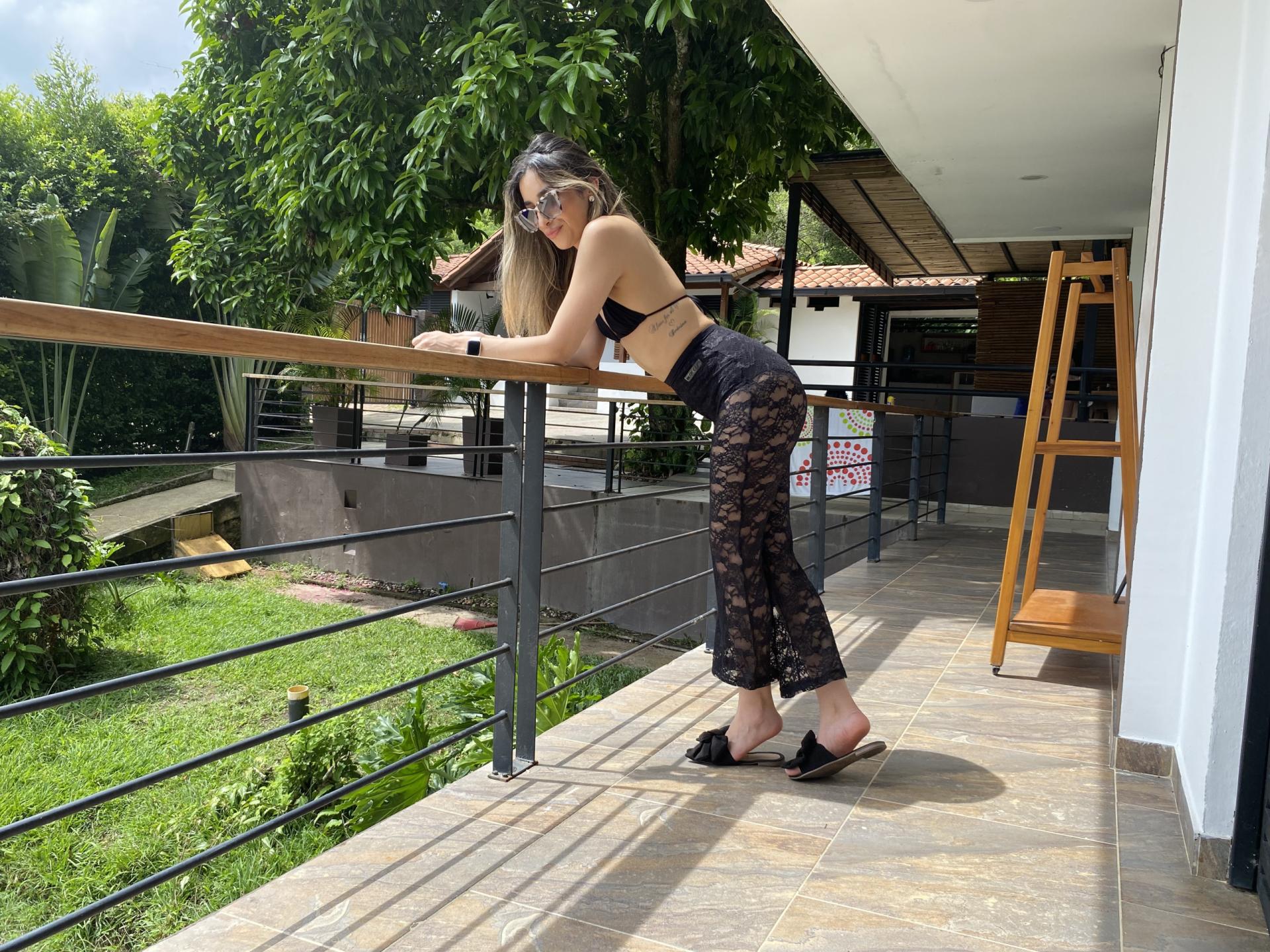 Image of cam model AdharaCooperr from XloveCam