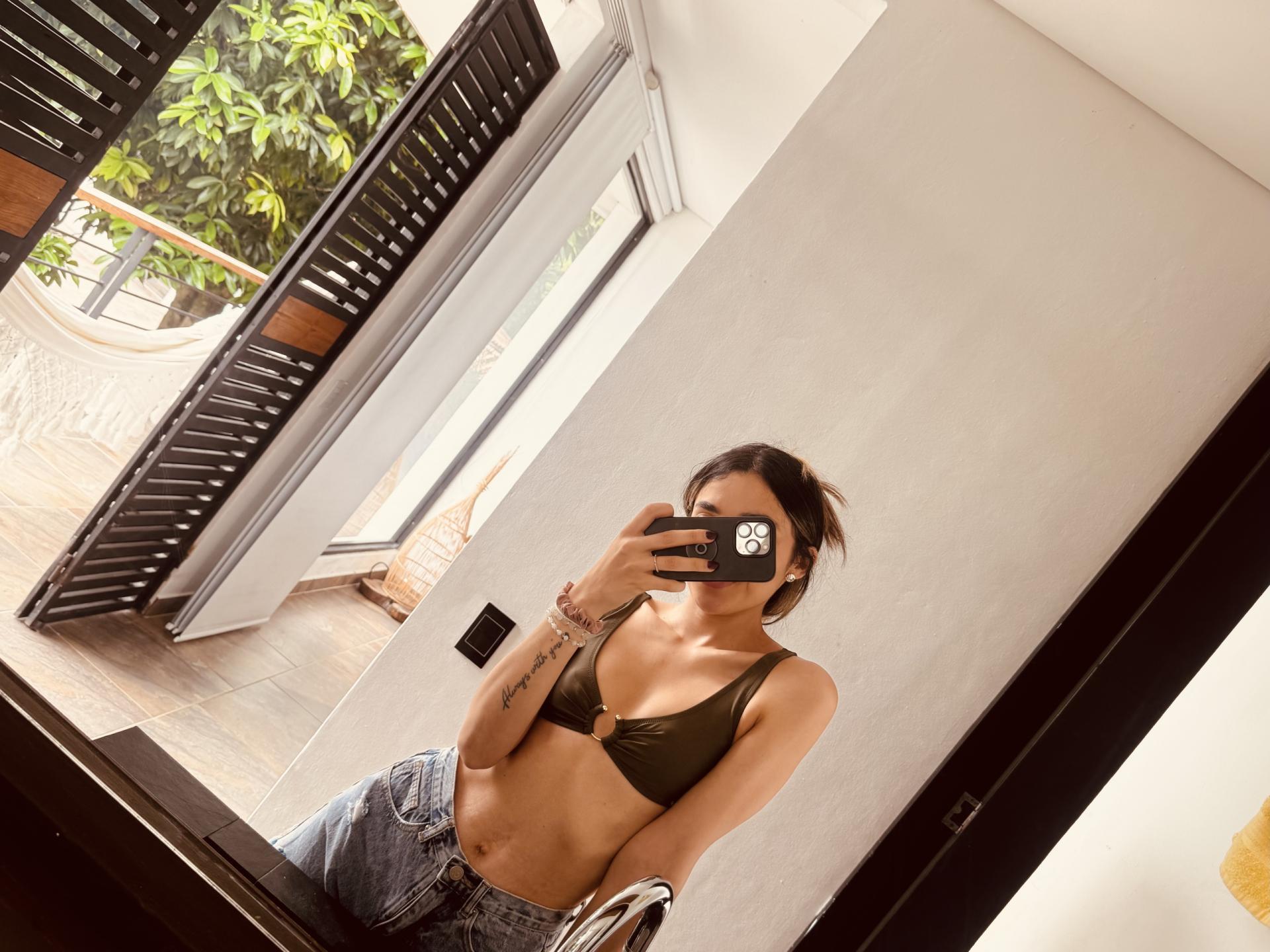 Image of cam model AdharaCooperr from XloveCam