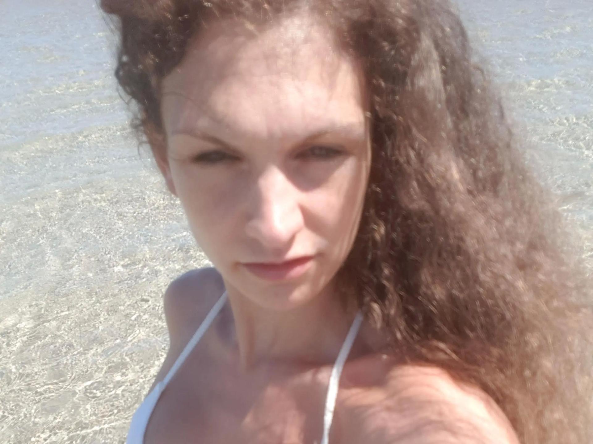 Image of cam model Cute-curly-hot from XloveCam