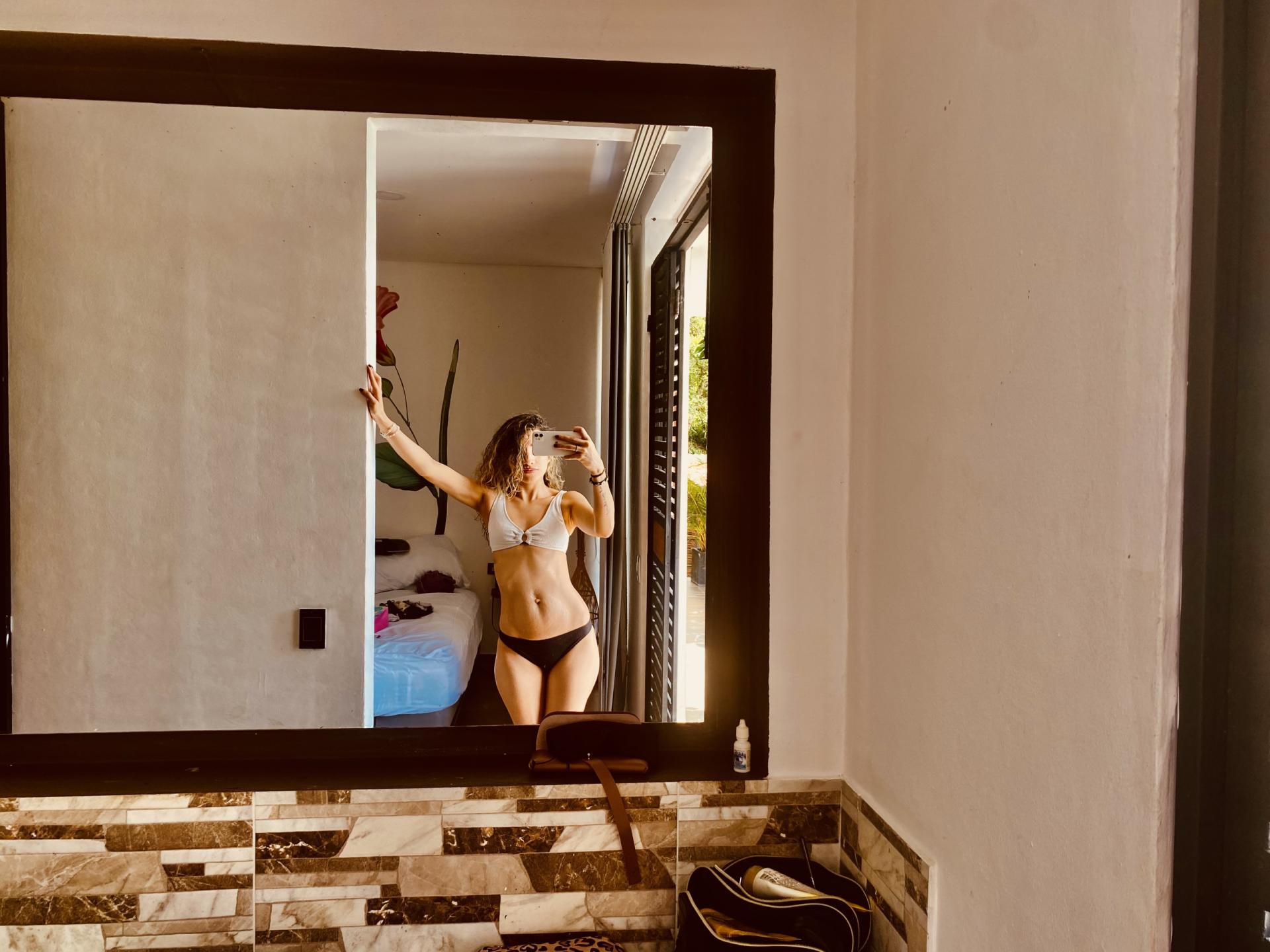 Image of cam model AdharaCooperr from XloveCam