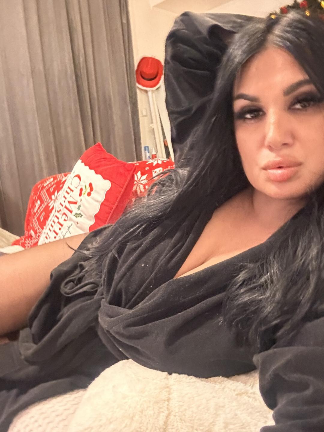 Image of cam model IsaRosa from XloveCam