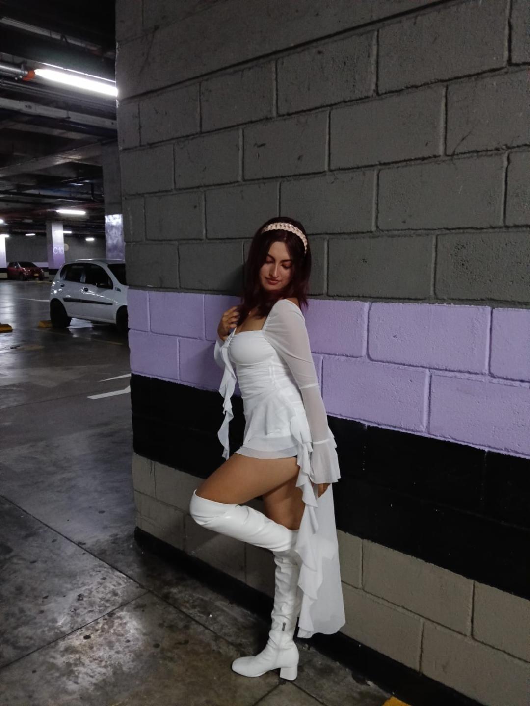 Image of cam model ZoeDubois from XloveCam