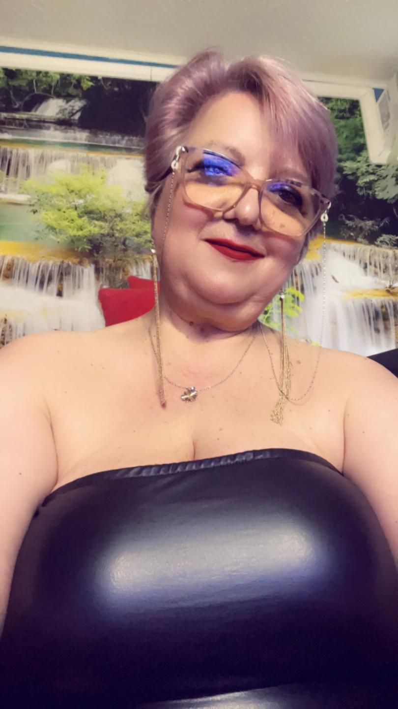 Image of cam model QueenPammy from XloveCam