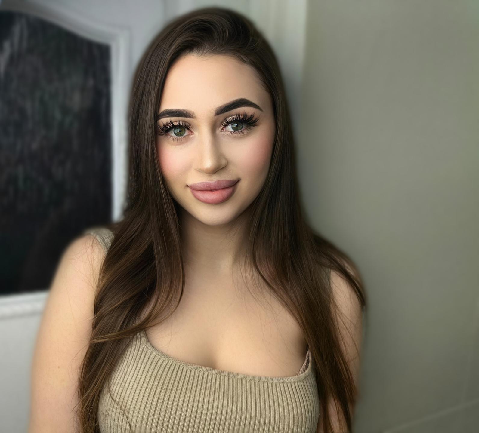 Image of cam model OliviAngel from XloveCam