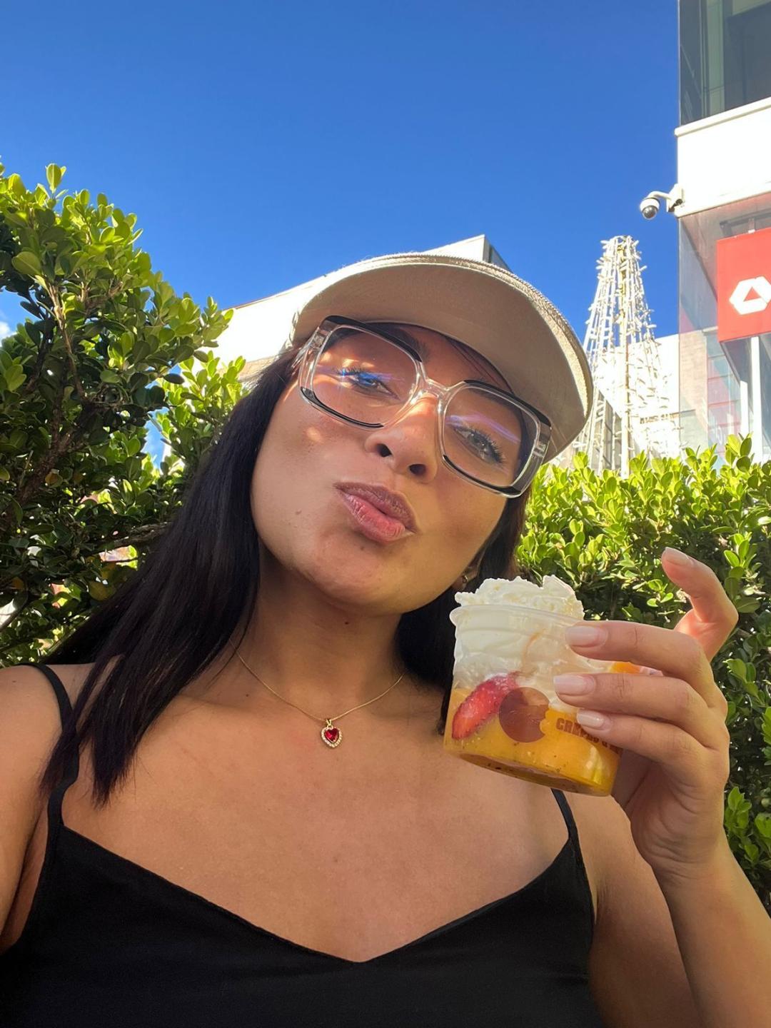 Image of cam model AmelineRousseau from XloveCam