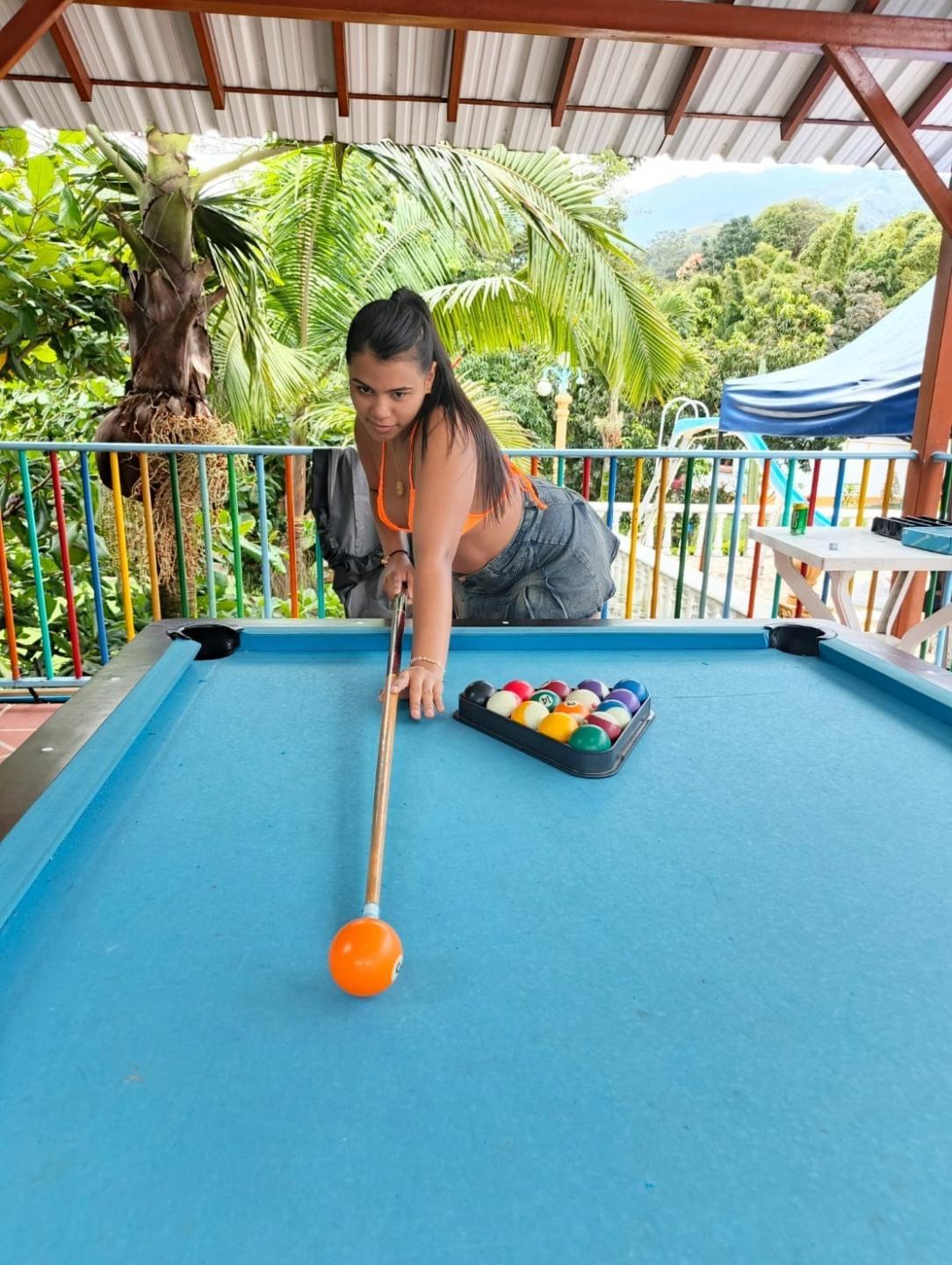 Image of cam model LissReyess from XloveCam