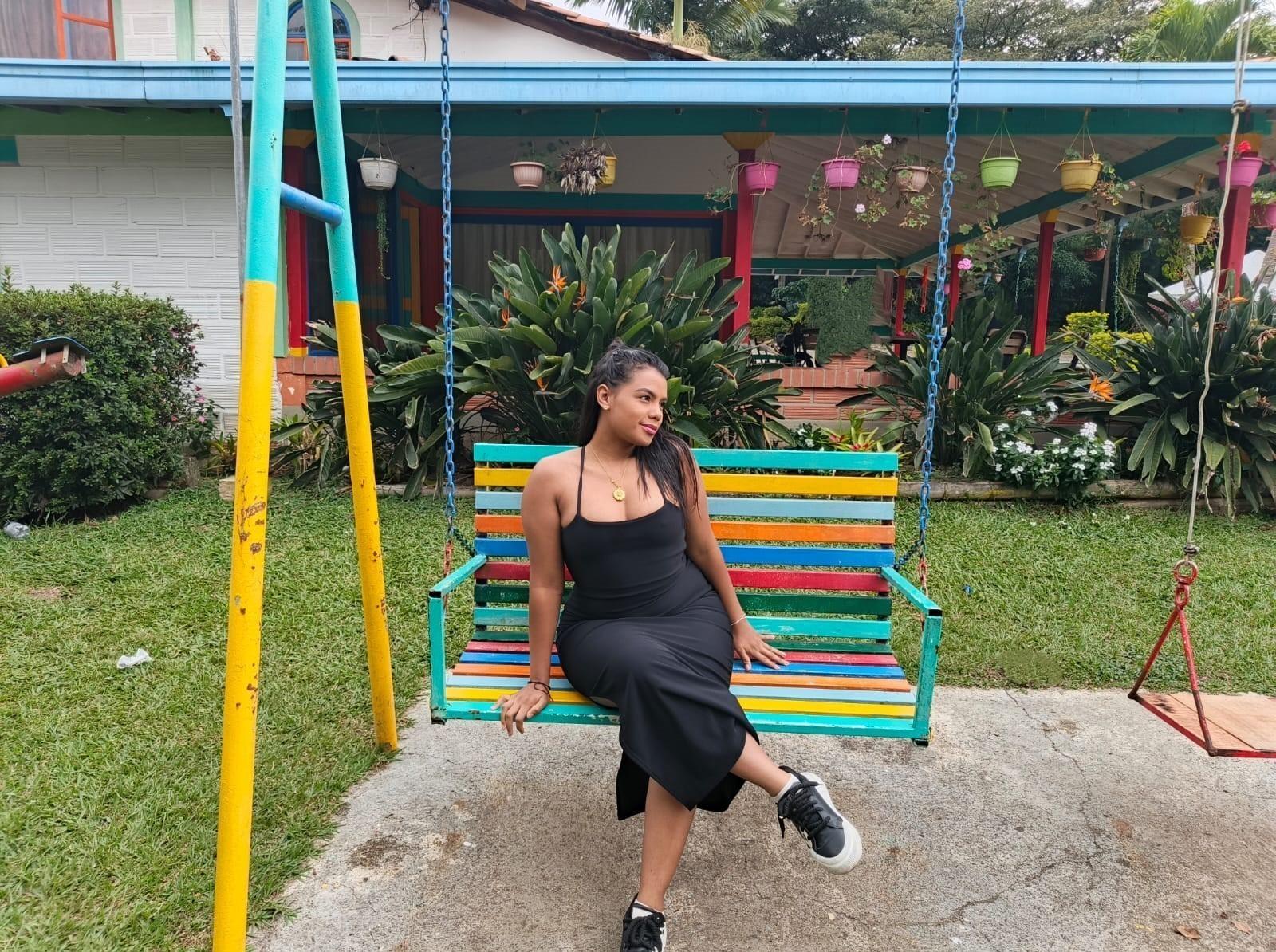 Image of cam model LissReyess from XloveCam