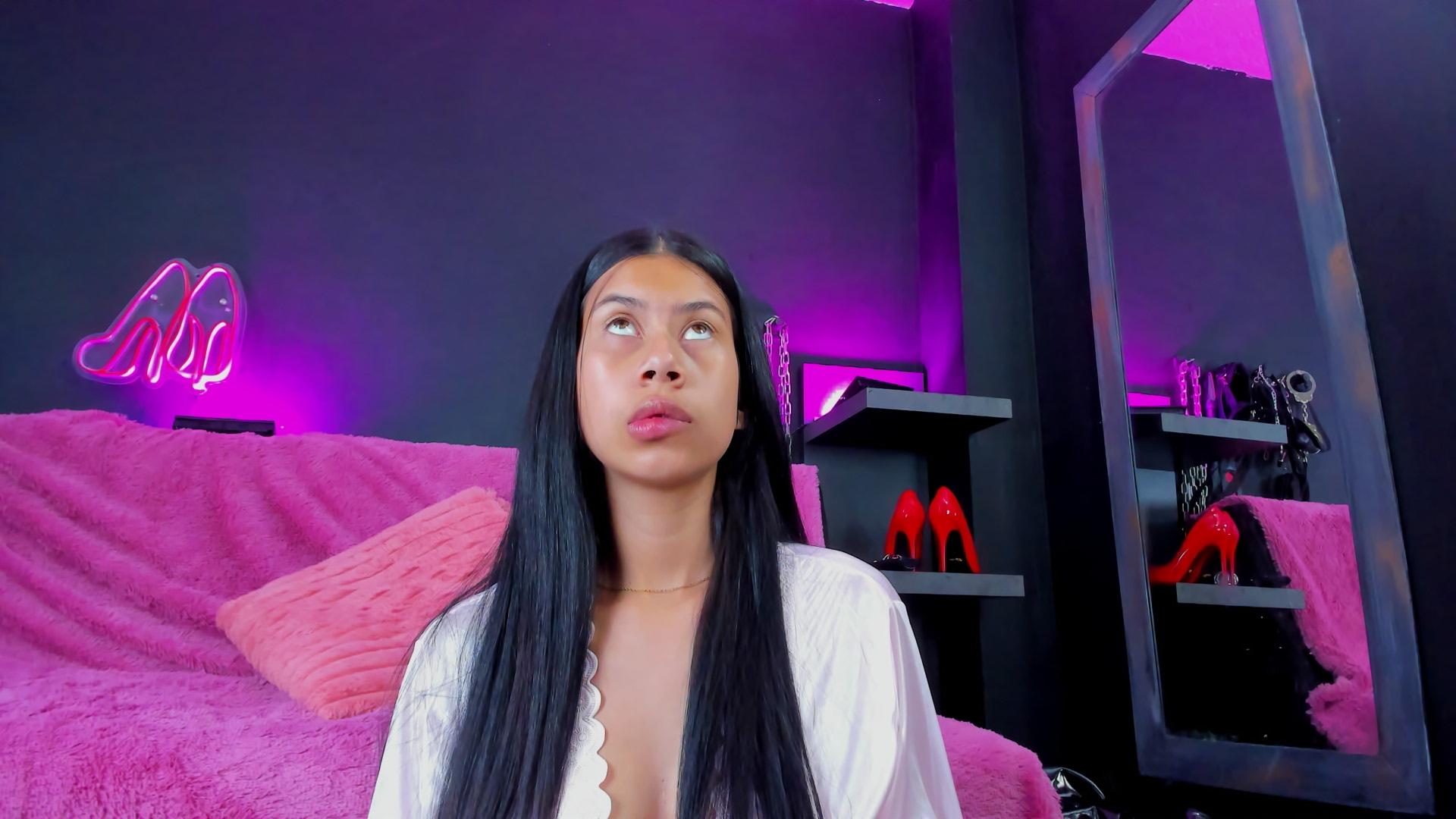 Image of cam model ChloeStone from XloveCam