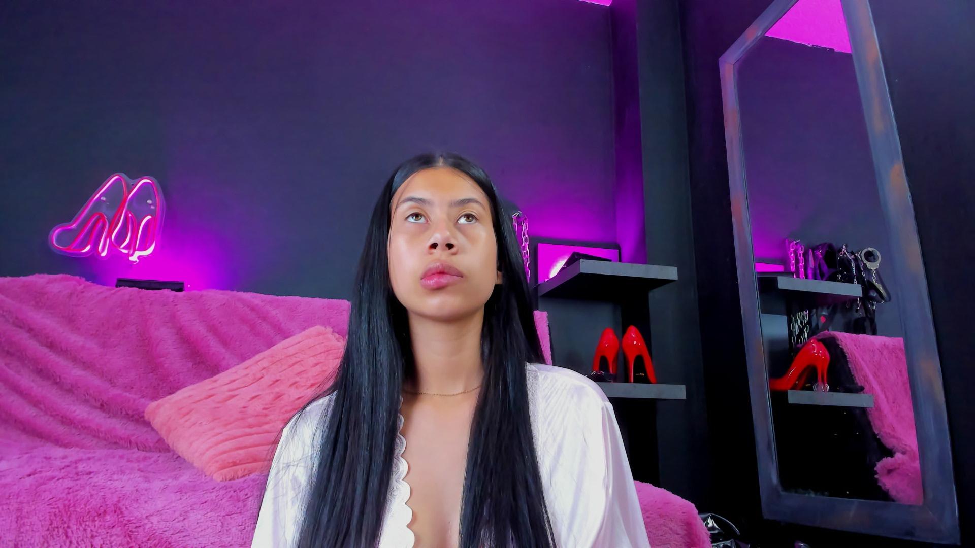 Image of cam model ChloeStone from XloveCam