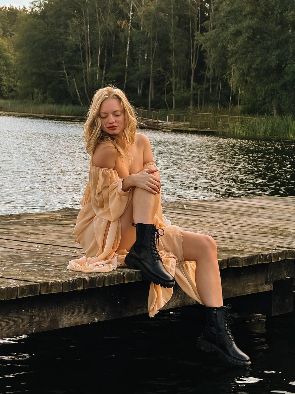 Image of cam model CrystalHope from XloveCam