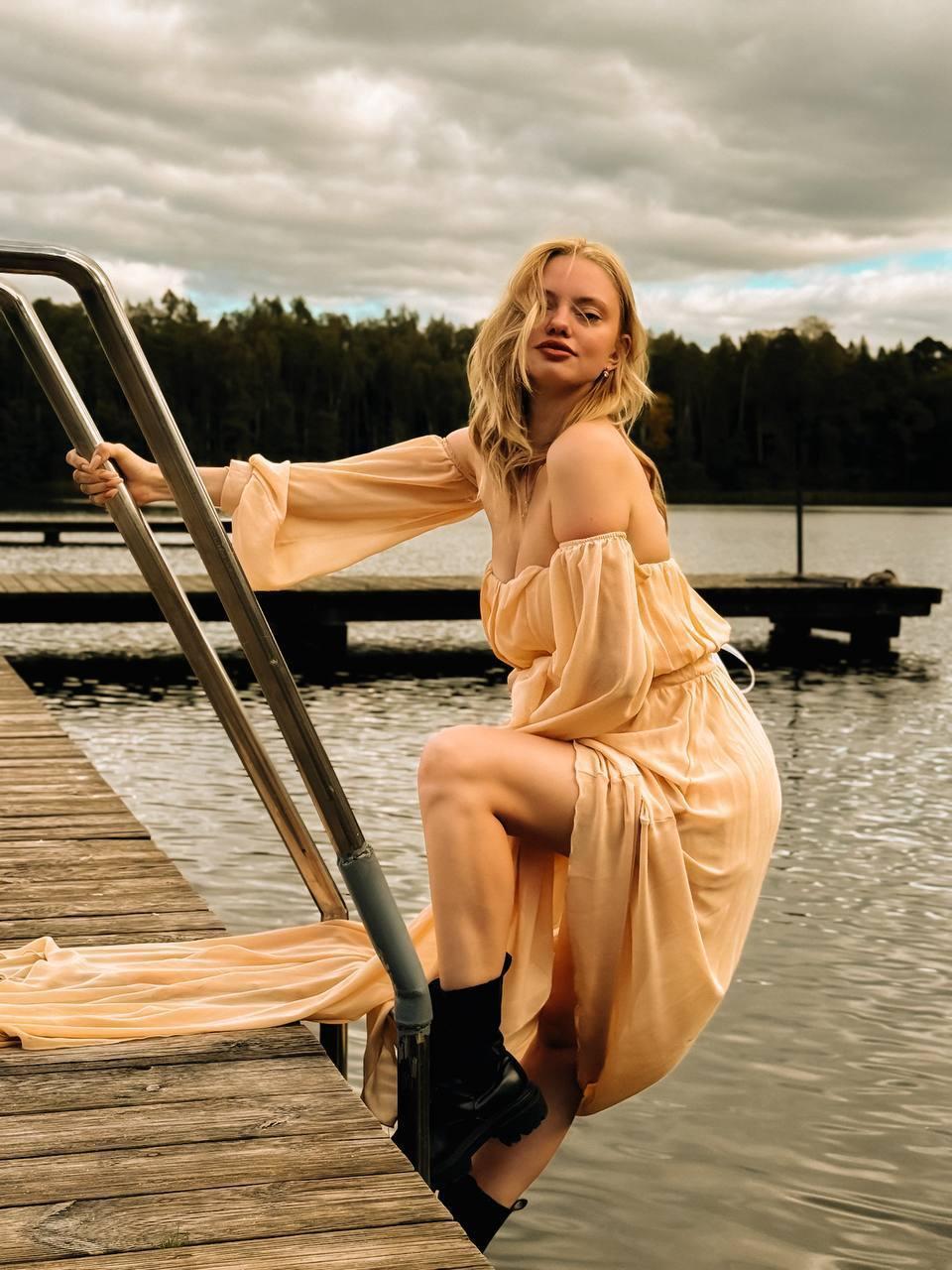 Image of cam model CrystalHope from XloveCam