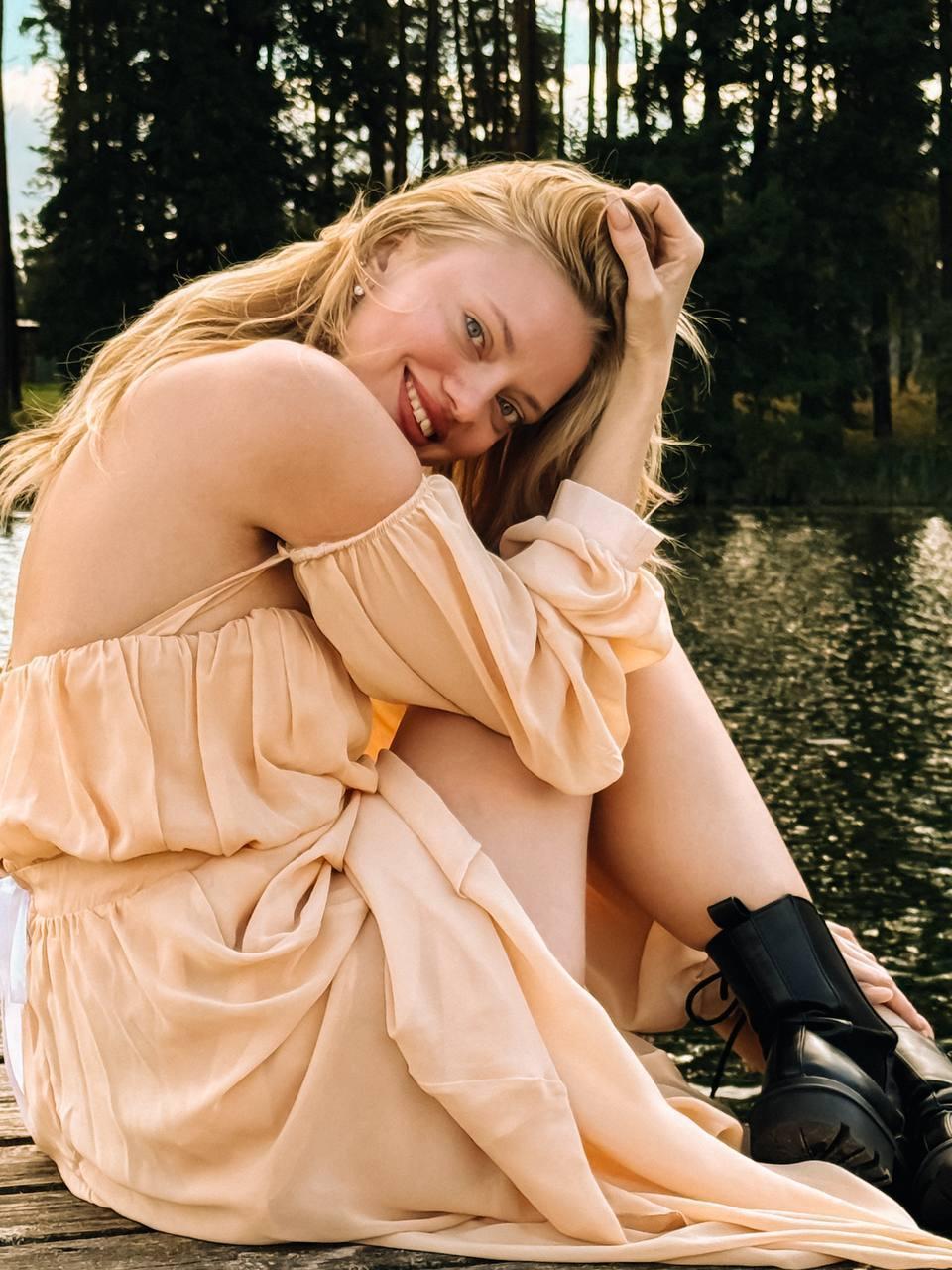 Image of cam model CrystalHope from XloveCam