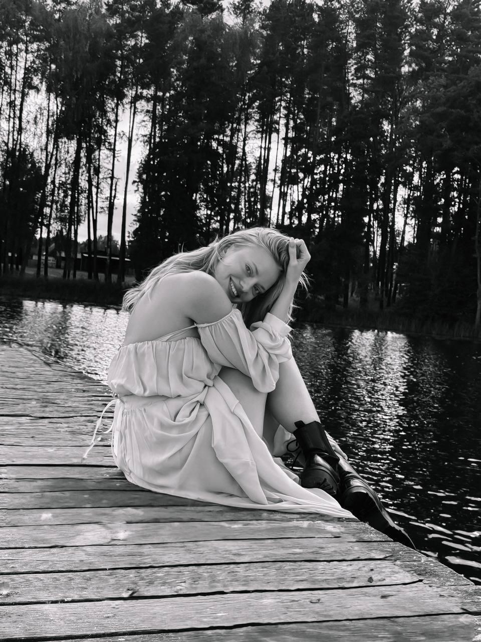 Image of cam model CrystalHope from XloveCam