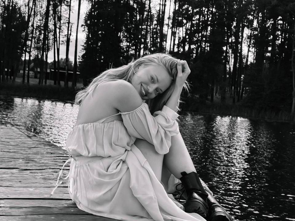 Image of cam model CrystalHope from XloveCam