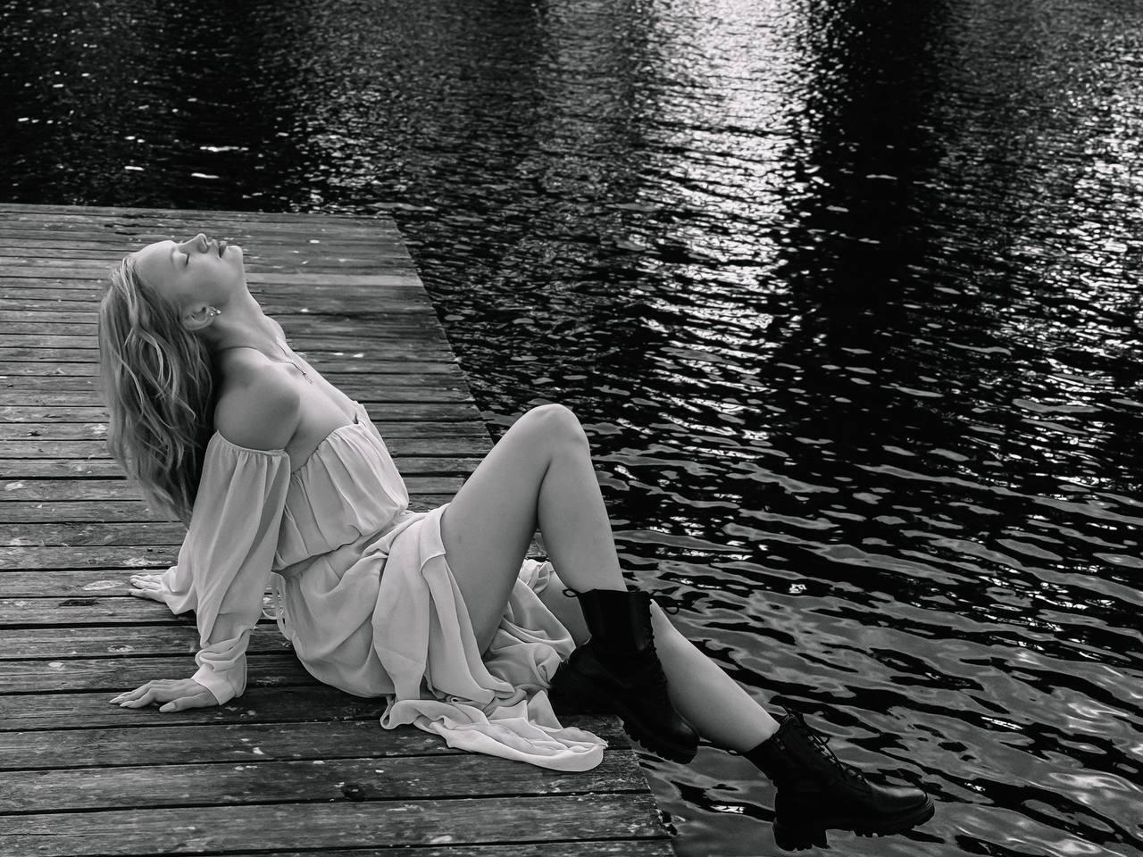 Image of cam model CrystalHope from XloveCam