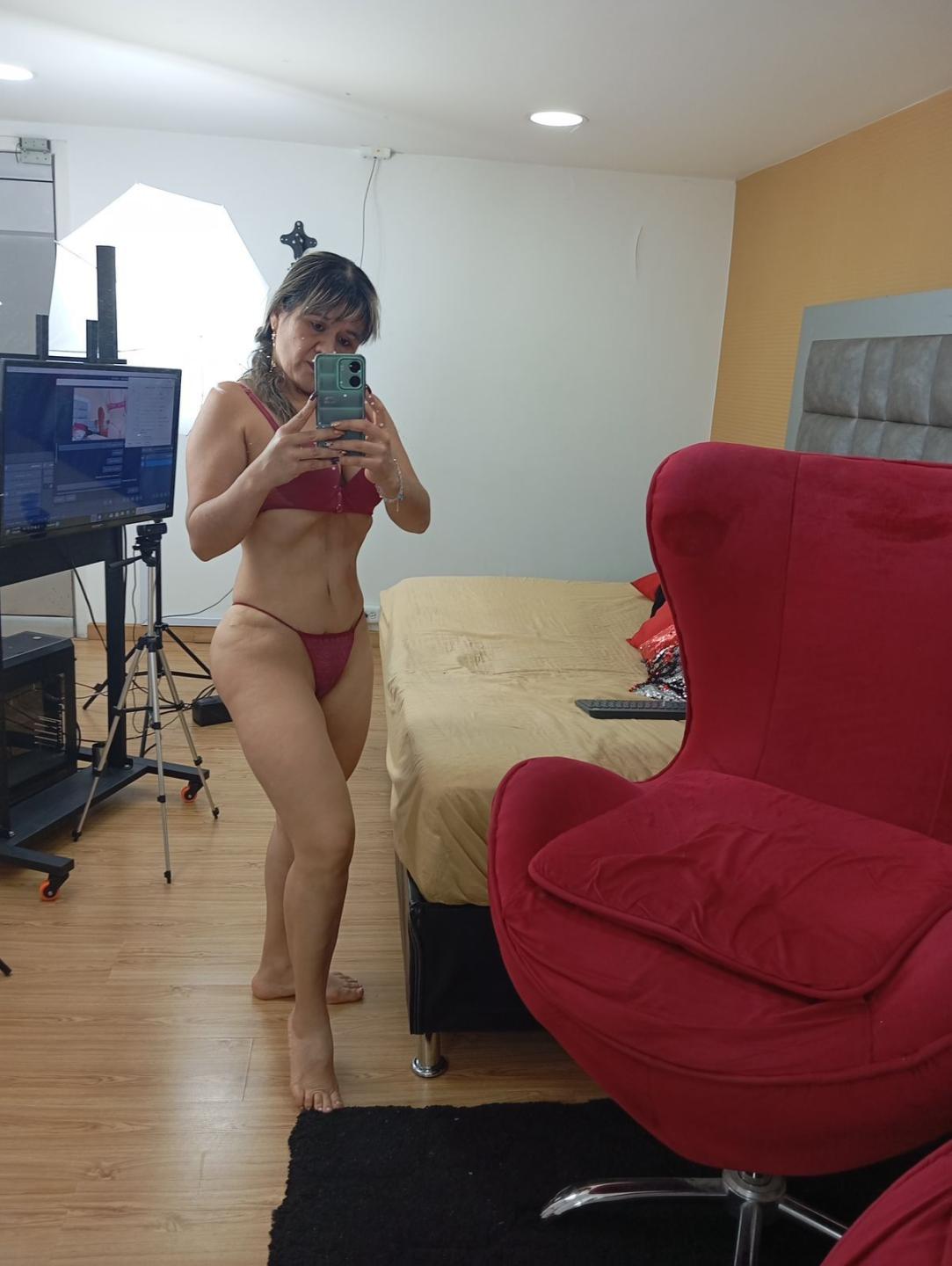 Image of cam model SophySheikh from XloveCam