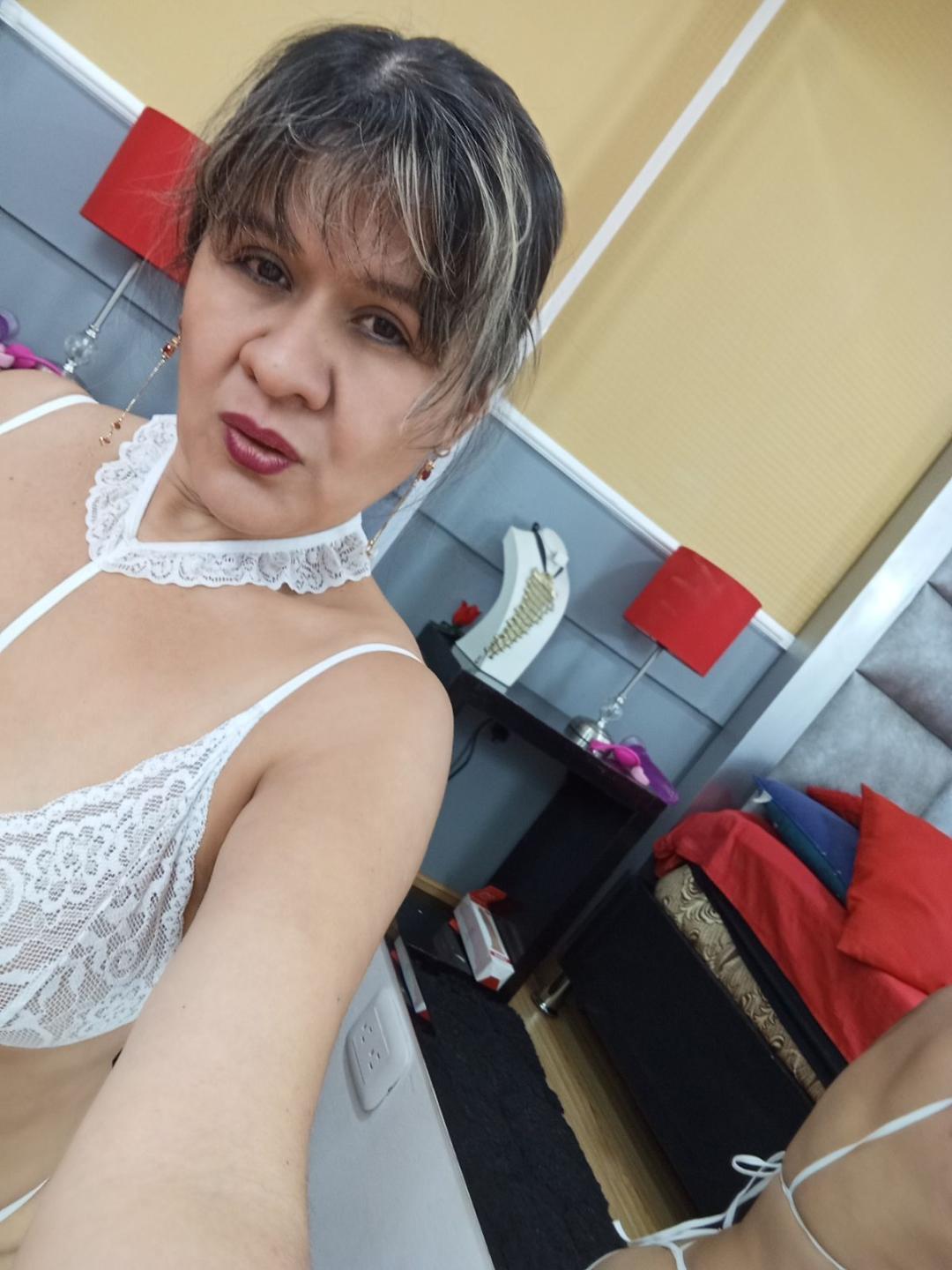 Image of cam model SophySheikh from XloveCam