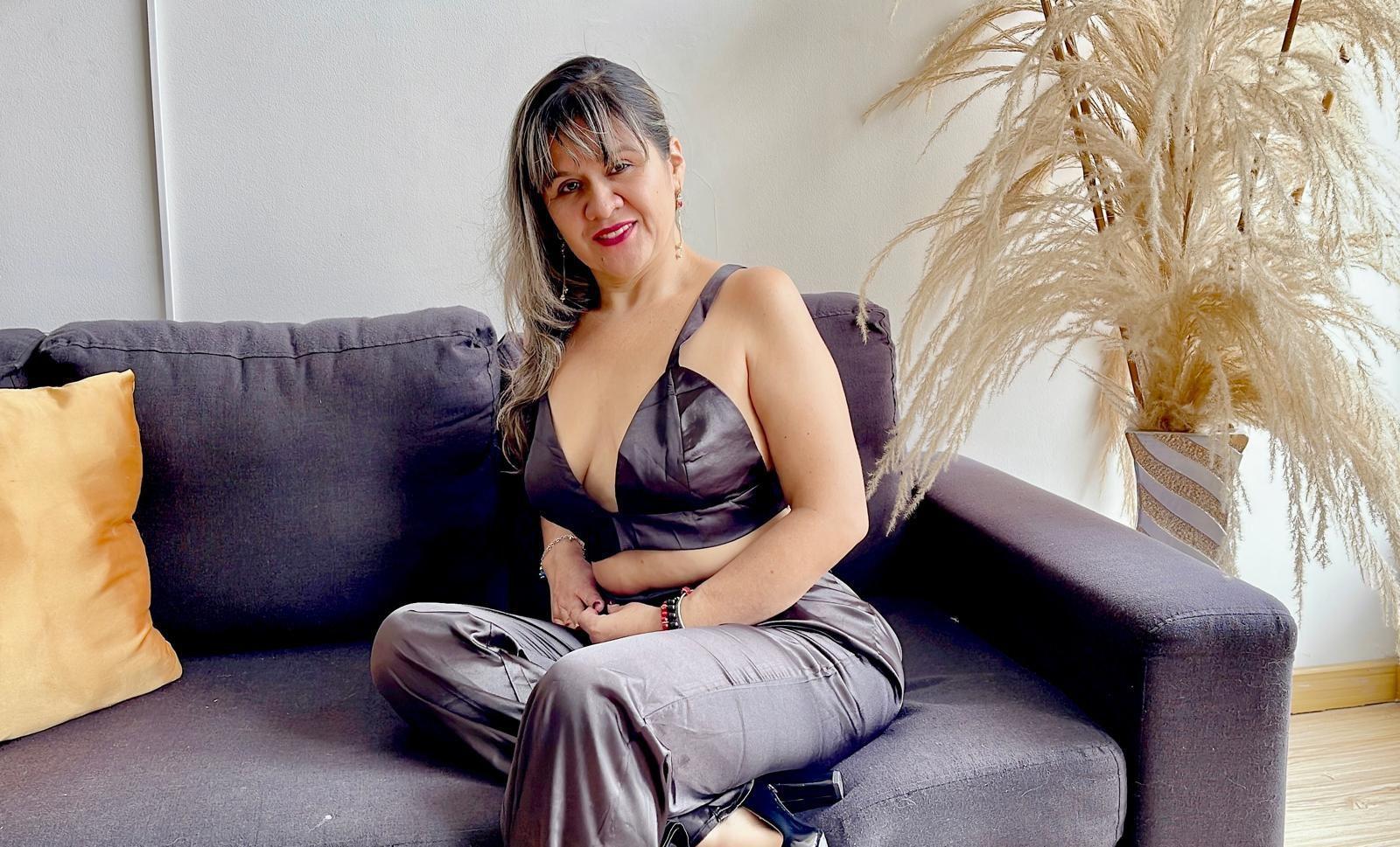 Image of cam model SophySheikh from XloveCam