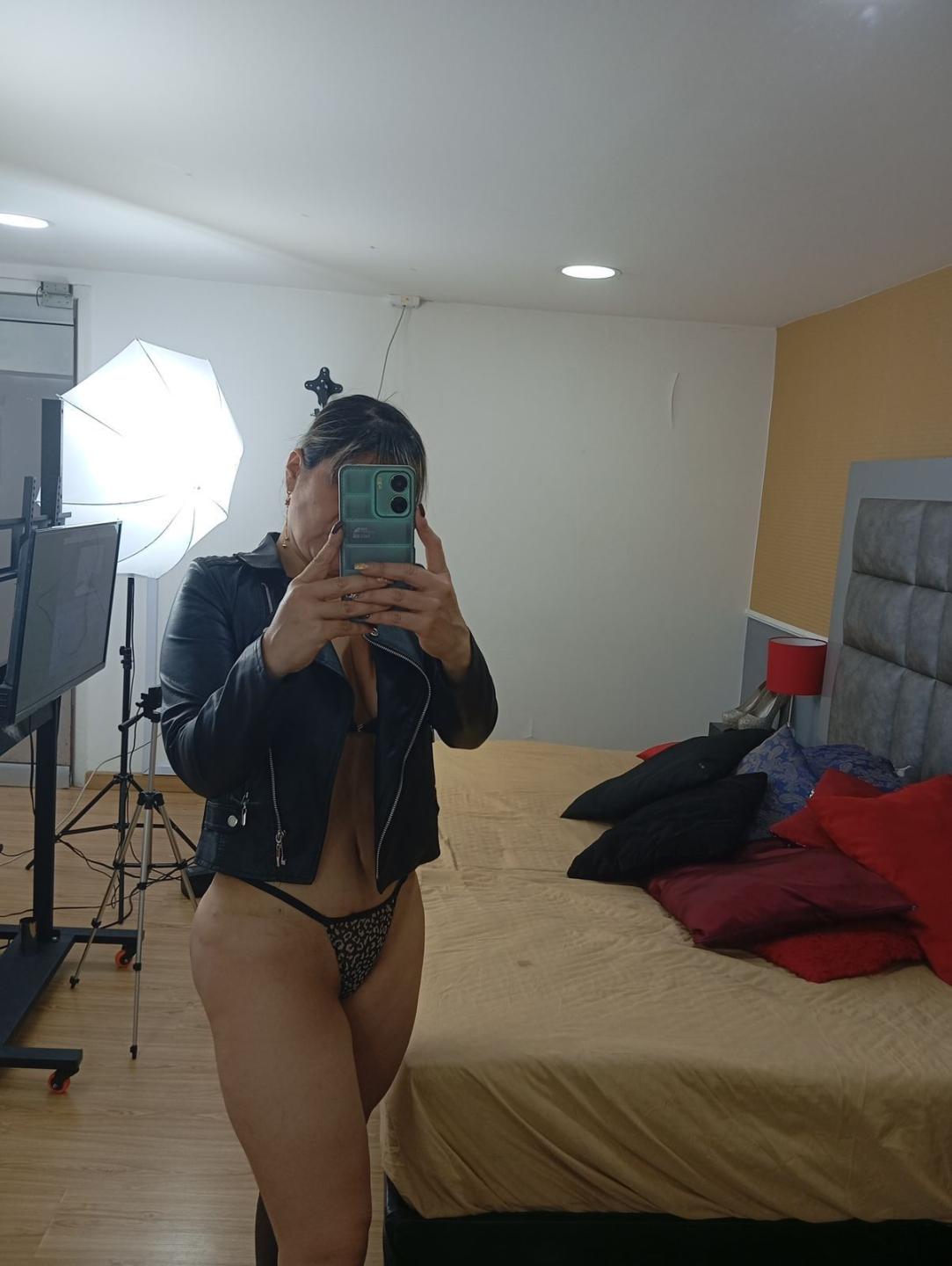 Image of cam model SophySheikh from XloveCam