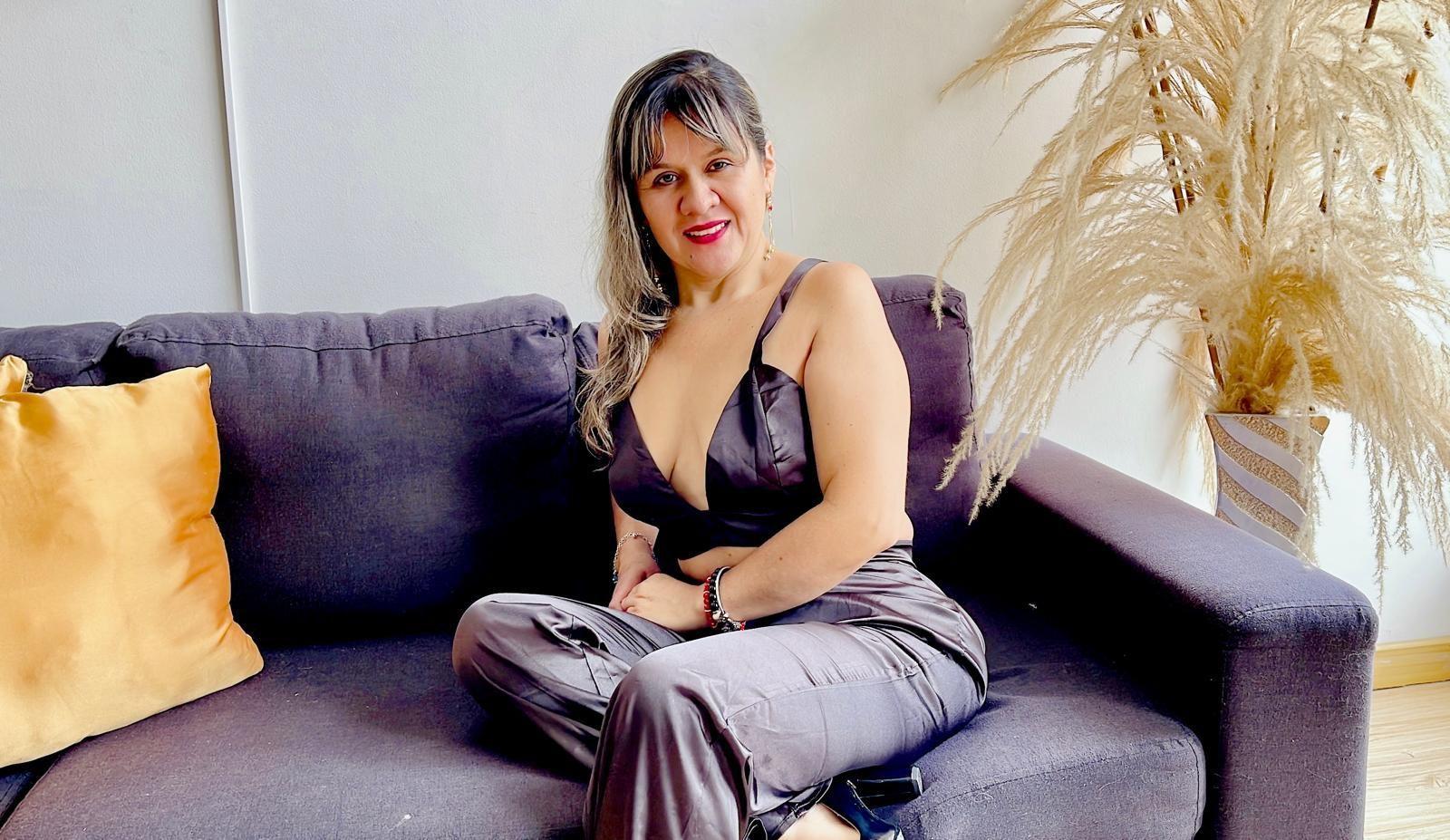 Image of cam model SophySheikh from XloveCam