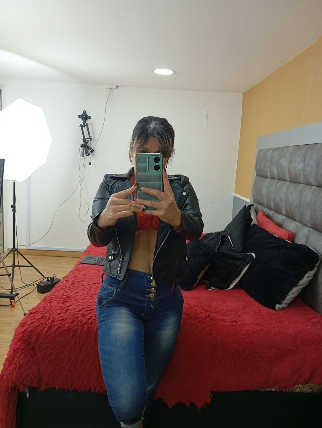 Image of cam model SophySheikh from XloveCam