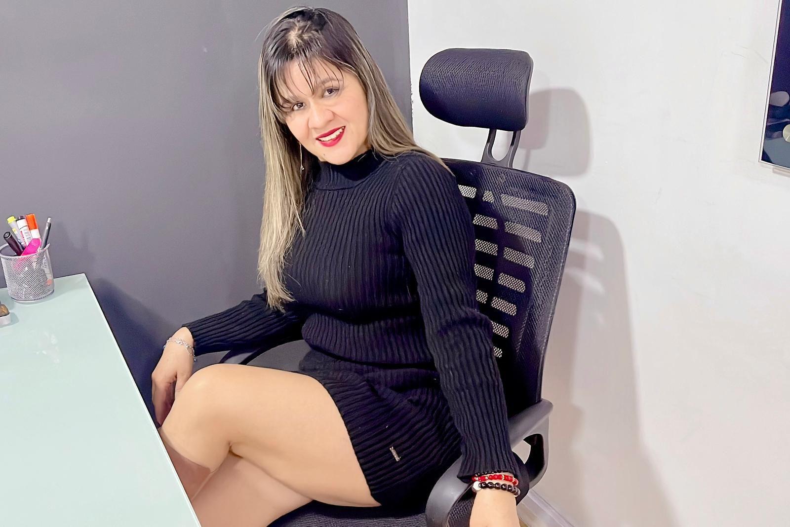 Image of cam model SophySheikh from XloveCam