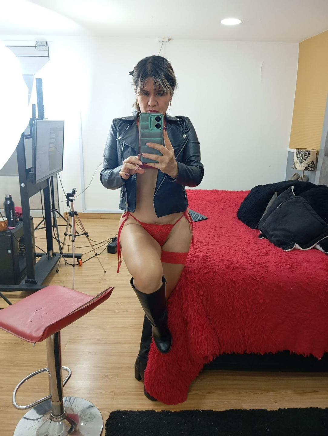 Image of cam model SophySheikh from XloveCam