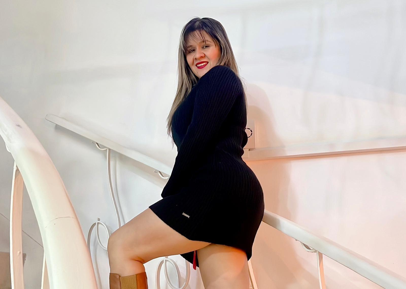 Image of cam model SophySheikh from XloveCam