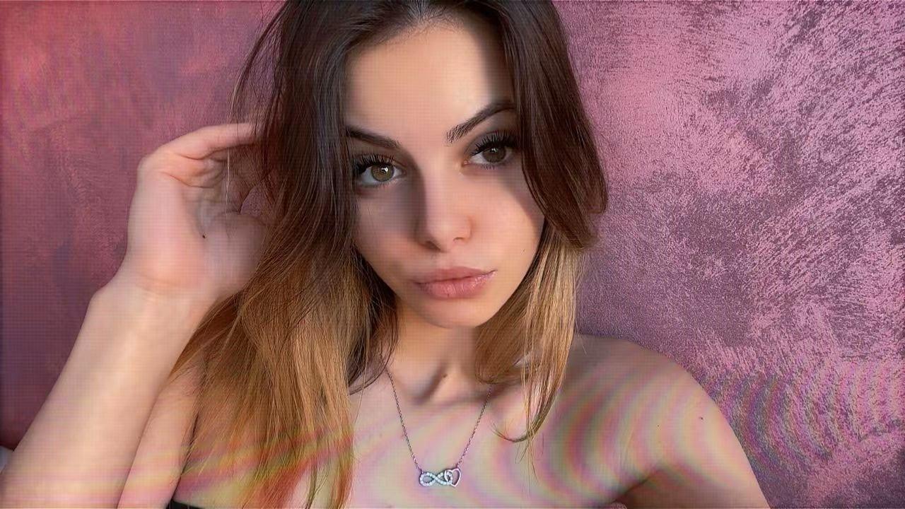 Image of cam model SweetGiggles69 from XloveCam