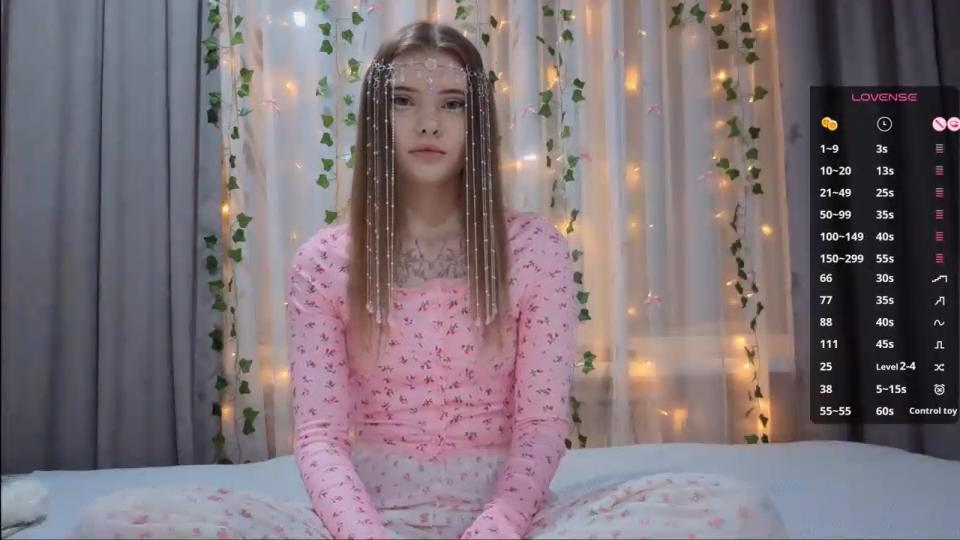 Image of cam model KirstieDevost from XloveCam